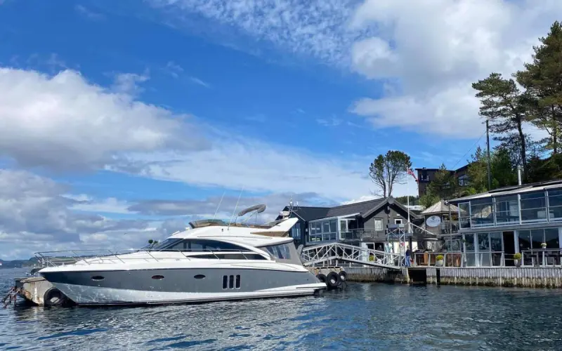 Premium-Yacht auf offenem Wasser